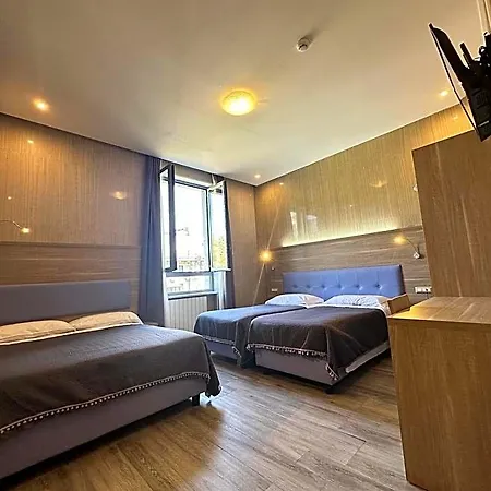 Midway Hotell