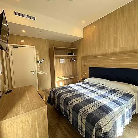 Midway Hotell 3*