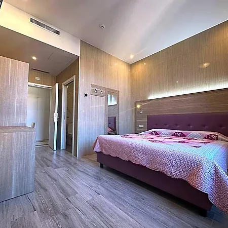 Midway Hotell
