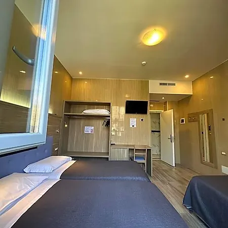 Hotel Midway