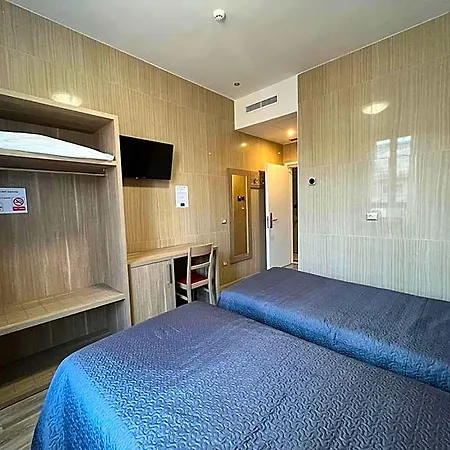 Hotel Midway