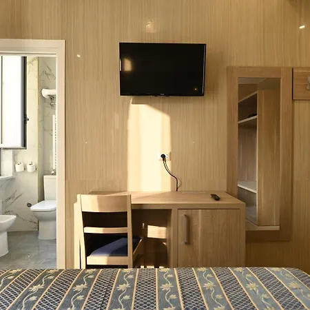 Hotel Midway